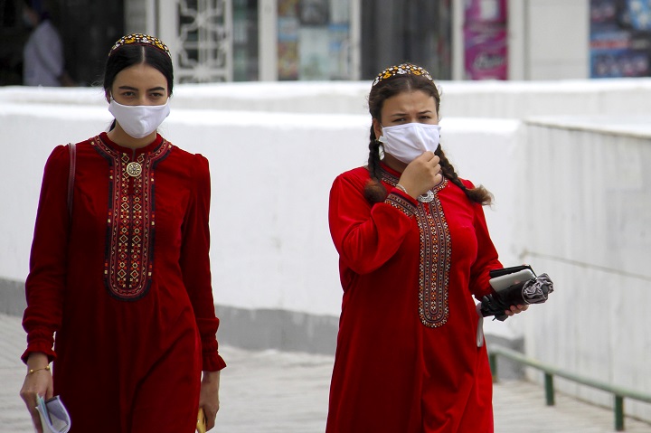 En Turkmenistán recomiendan el uso de mascarillas contra el "polvo"