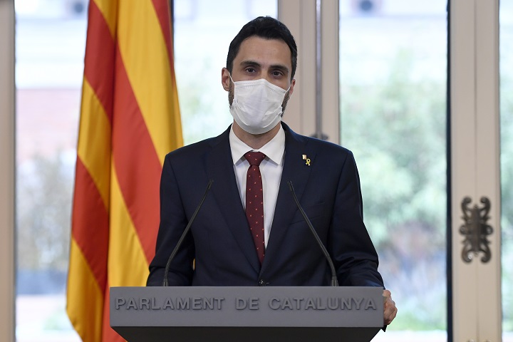 Presidente del Parlamento catalán acusa al Estado español de espionaje; el gobierno lo niega