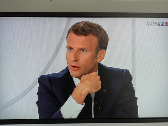 Macron defiende uso obligatorio de mascarilla en lugares públicos cerrados de Francia