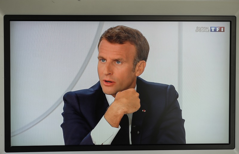Macron defiende uso obligatorio de mascarilla en lugares públicos cerrados de Francia