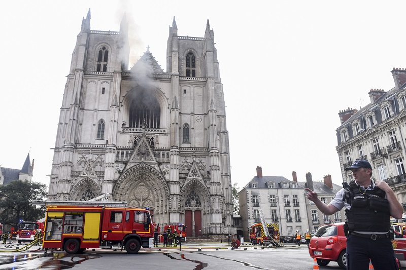 Un incendio provoca daños en la catedral gótica de Nantes en Francia