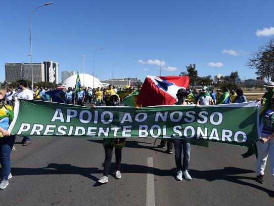 Simpatizantes de Bolsonaro le manifiestan apoyo mientras se recupera de la covid-19
