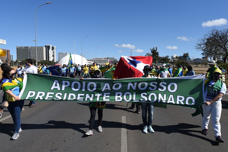 Simpatizantes de Bolsonaro le manifiestan apoyo mientras se recupera de la covid-19