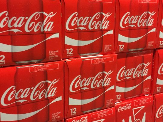 La pandemia hizo caer ventas de Coca-Cola fuera de hogares