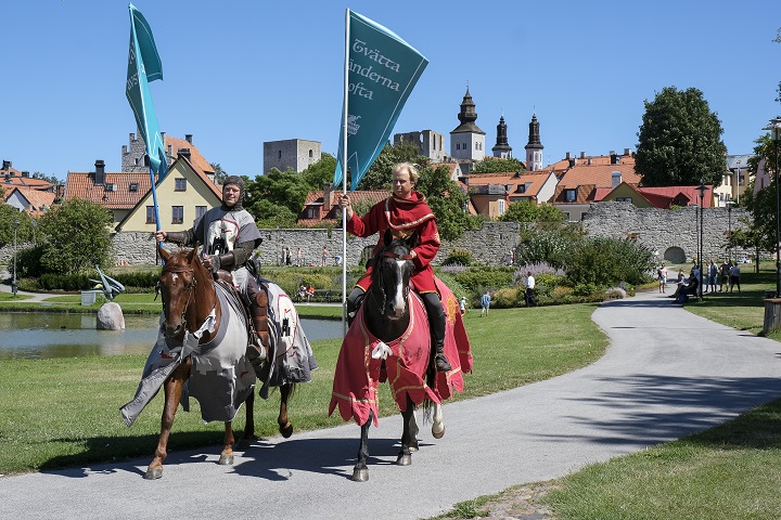 Caballeros medievales en Suecia para hacer respetar la distanciación social