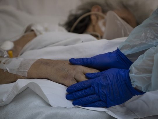 Morir acompañado pese al coronavirus: un hospital chileno ofrece un adiós humanizado