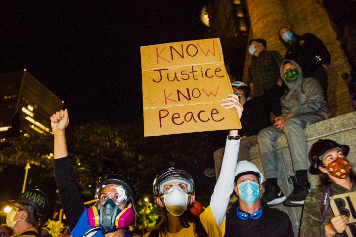 Otra noche de tensión en Portland, EE.UU., entre manifestantes y policías