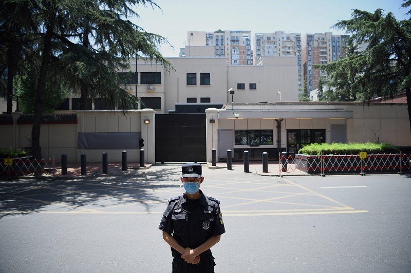 China entra en el consulado de EE.UU. en Chengdu tras la salida de estadounidenses