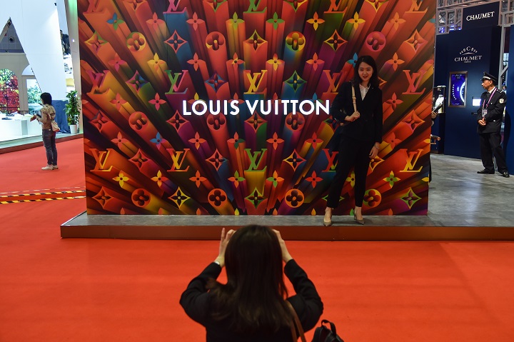 La moda vuelve a lo real con un desfile de Louis Vuitton en Shanghái