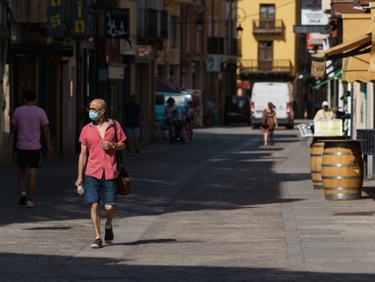 España cierra discotecas y restringe fumar ante escalada de contagios