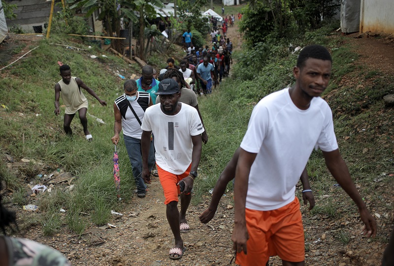 Desesperación y violencia amenaza campamento para migrantes varados en Panamá