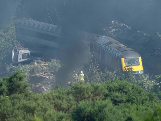 Investigadores buscan las causas del accidente de tren en Escocia