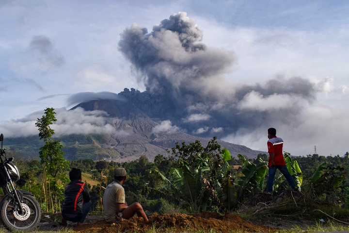 Alerta aérea en Indonesia tras nueva erupción del volcán Sinabung