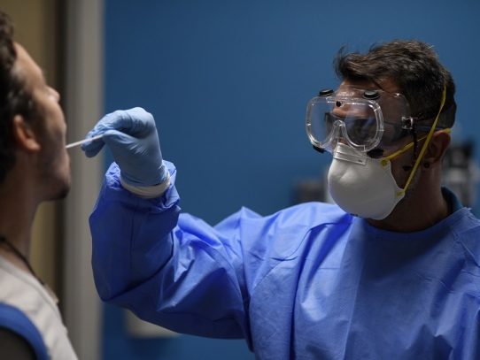 España registra 16.000 nuevos contagios en tres días mientras regiones endurecen medidas