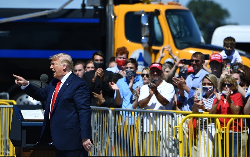 Trump trata de trolear la convención demócrata con una gira por EE.UU.