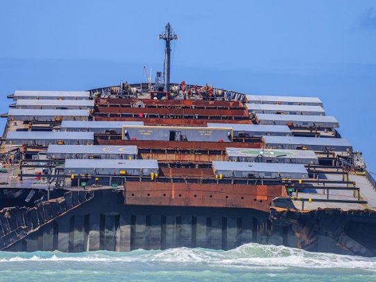 Detienen en Mauricio al capitán del petrolero que causó la marea negra