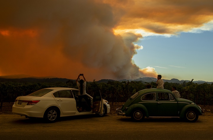 Incendios en California avanzan y obligan a evacuar a miles