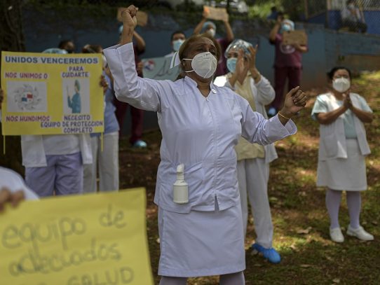 Enfermeras marchan a la presidencia en reclamo de salarios adeudados