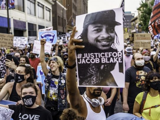 La ira recrudece en las calles de EE.UU. luego que la policía hiriera a un negro