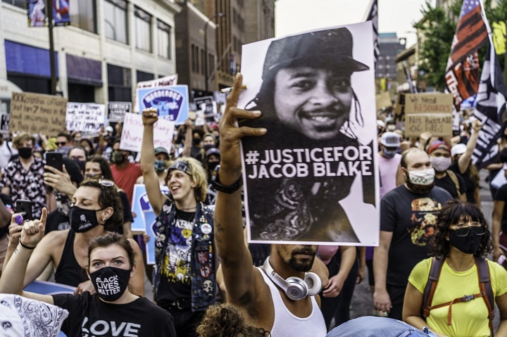 La ira recrudece en las calles de EE.UU. luego que la policía hiriera a un negro
