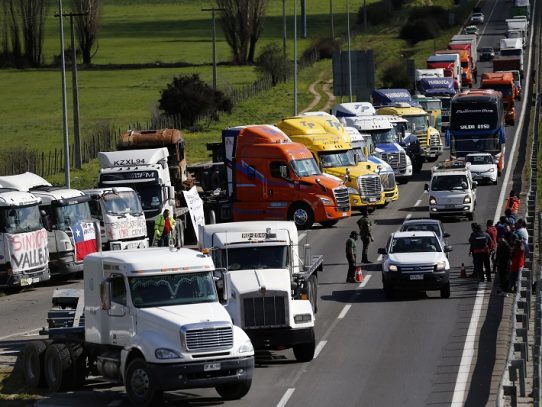 Camioneros bloquean rutas en Chile en protesta por ataques en carreteras
