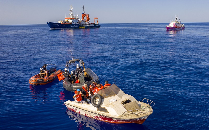 Guardacostas italianos evacúan a 49 migrantes "frágiles" del barco de Banksy