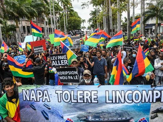 Importante manifestación contra el gobierno tras marea negra en Isla Mauricio
