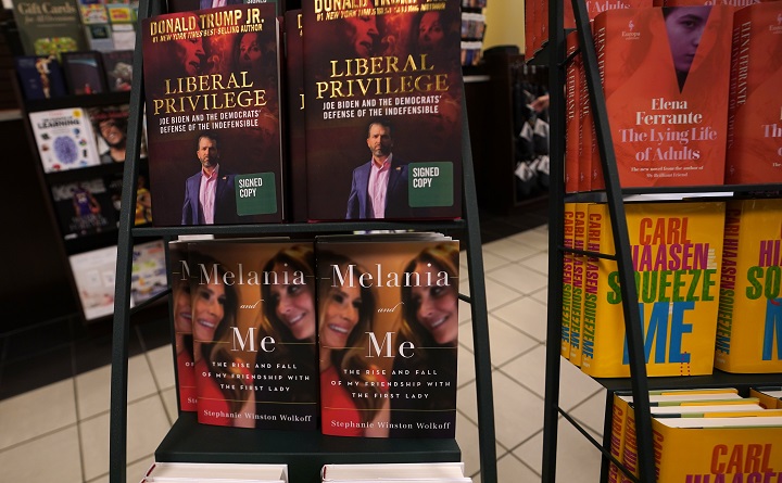 "Melania y yo", un libro que alimenta las especulaciones sobre la primera dama de EEUU