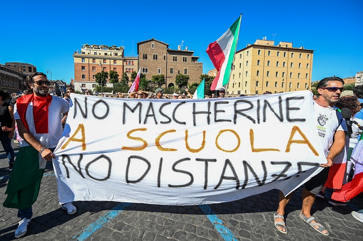 Un millar de personas se manifiestan en Roma contra las..