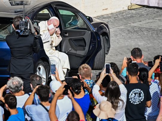 El papa Francisco visto por primera vez con mascarilla