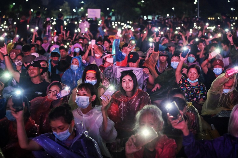 Decenas de miles de manifestantes en las calles de Bangkok contra el gobierno