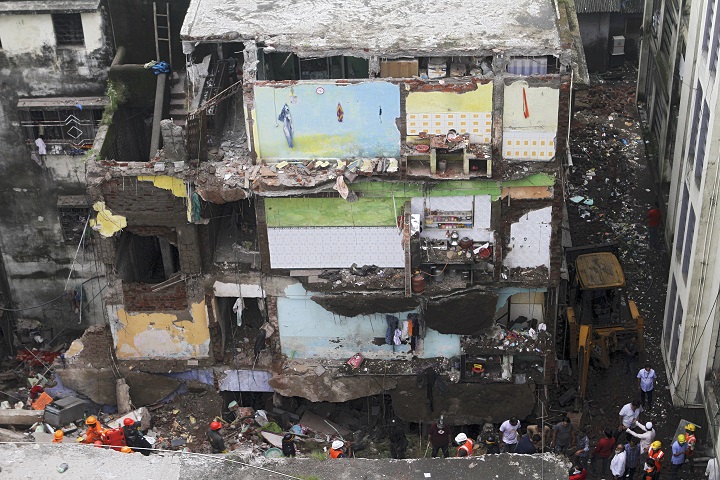 Derrumbe de un edificio en India causa al menos 39 muertos