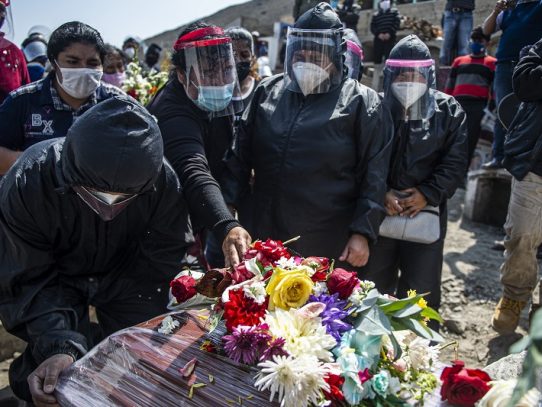 Peruanos vuelven a los cementerios para visitar a familiares muertos por covid-19