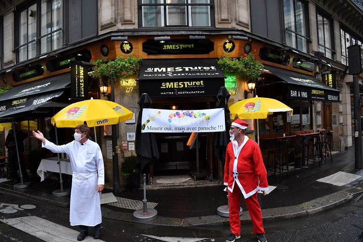 París, en alerta máxima por rebrote de Covid-19, cierra sus cafés y bares