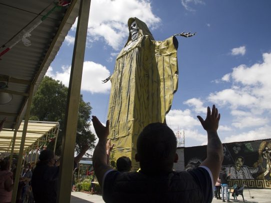 Mexicanos buscan en la Santa Muerte un conjuro contra la pandemia