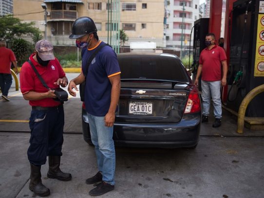 Venezuela vende gasolina por número de matrícula entre filas y protestas
