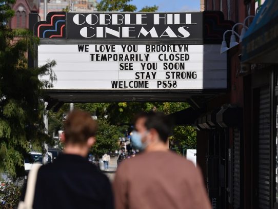 Sofocados por la pandemia, los cines de EE.UU. piden ayuda