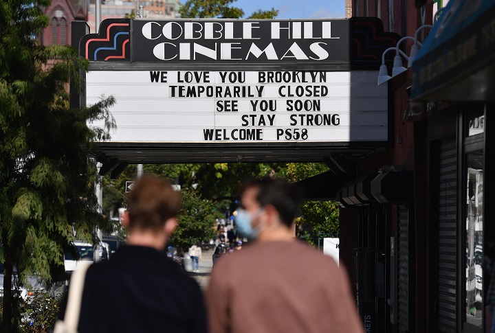 Sofocados por la pandemia, los cines de EE.UU. piden ayuda