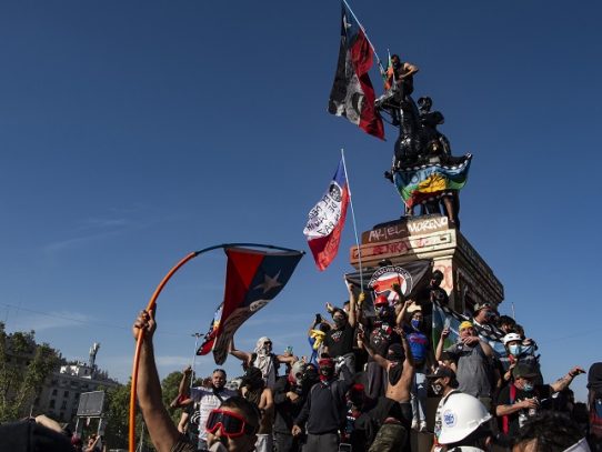 Un ojo de la cara, el alto precio de un año de protestas en Chile