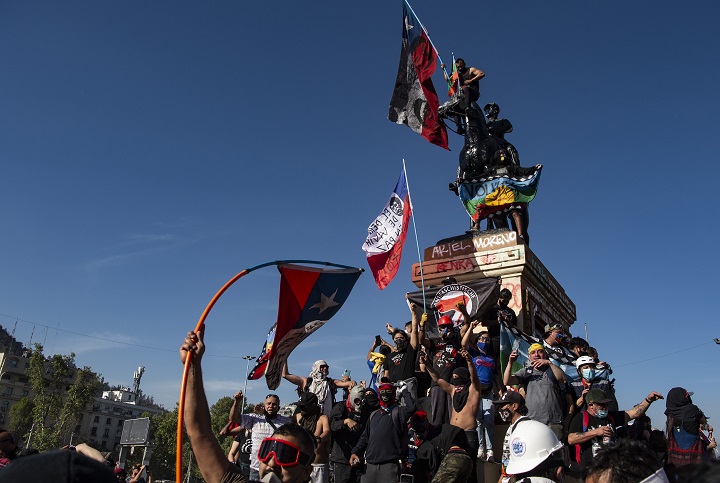 Un ojo de la cara, el alto precio de un año de protestas en Chile
