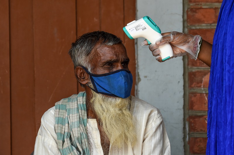 El misterio de la baja mortalidad por coronavirus en India