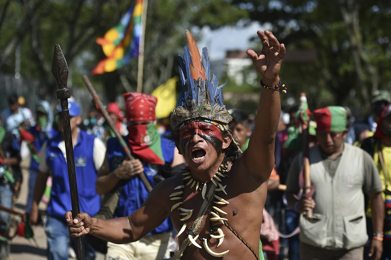 Miles de indígenas se movilizan para exigir cese de la violencia en Colombia