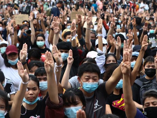 El saludo de tres dedos, de "Los Juegos del Hambre" a símbolo de las protestas en Tailandia