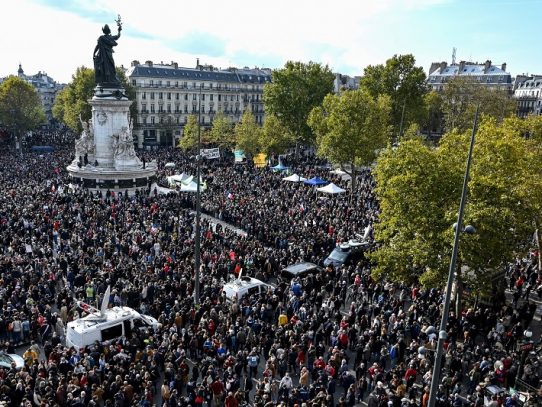 Multitudinarias manifestaciones en Francia en homenaje al profesor decapitado