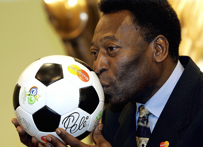 Velocidad, presión y tecnología, el fútbol más "difícil" que sucedió al rey Pelé