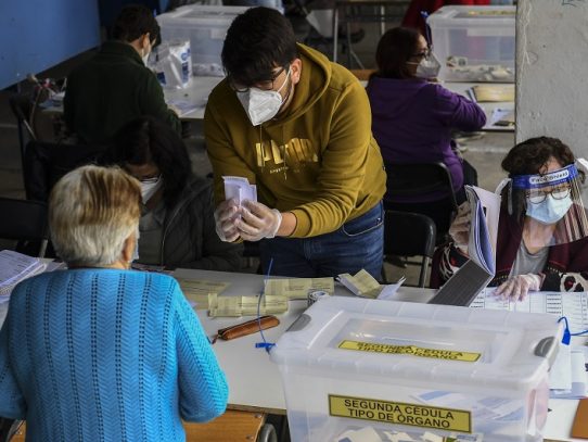 Chilenos votan si cambian la Constitución entre la incertidumbre y la esperanza