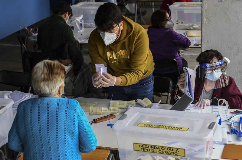 Chilenos votan si cambian la Constitución entre la incertidumbre y la esperanza