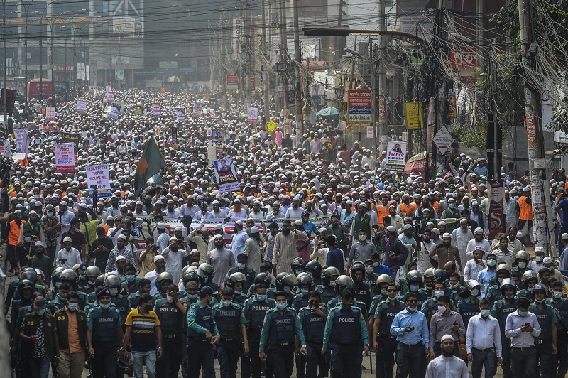 Decenas de miles de personas se manifiestan contra Francia en Bangladés
