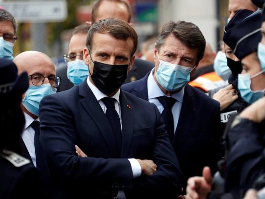 Macron intenta rebajar la tensión con el mundo musulmán, pero denuncia "manipulaciones"