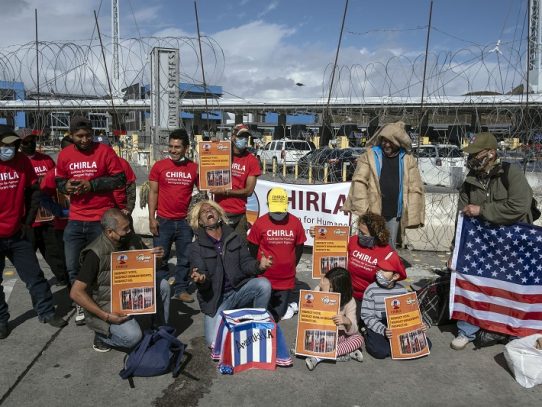 Migrantes celebran en frontera de México y EE.UU. el triunfo de Biden